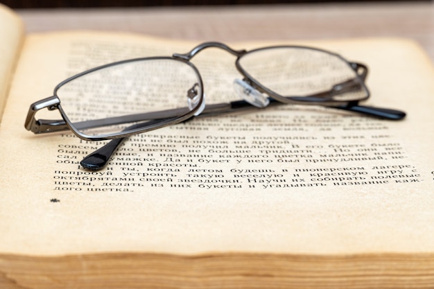 Gafas para leer en el libro de cerca