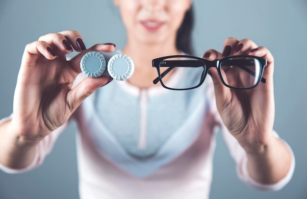 Gafas de mano mujer con lentes | Foto Premium