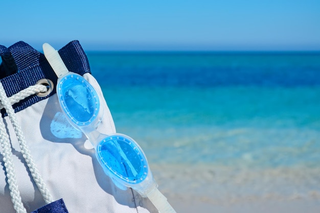 Gafas de mar azul en una bolsa de verano