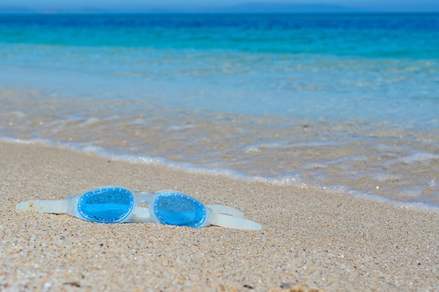 Gafas de mar azul en una playa tropical