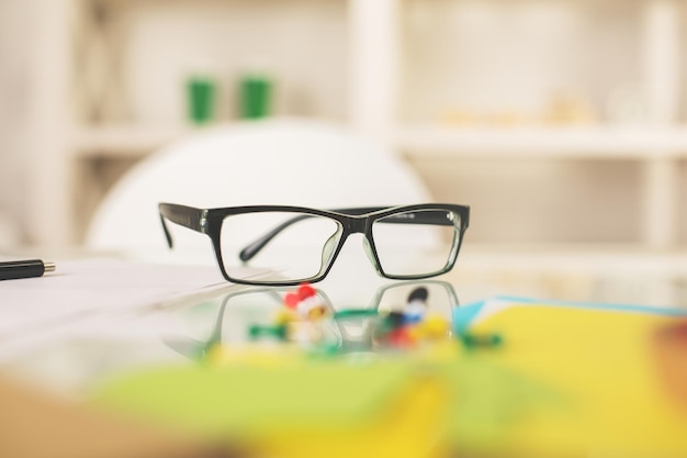 Gafas en la mesa de la oficina