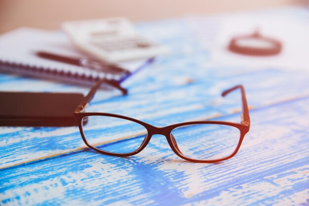 Gafas en la mesa de trabajo