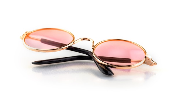 Gafas de moda rosadas y redondas, accesorios para animales y personas, aisladas sobre fondo blanco