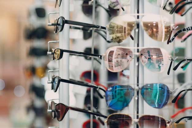 Foto gafas en el mostrador de la tienda de óptica