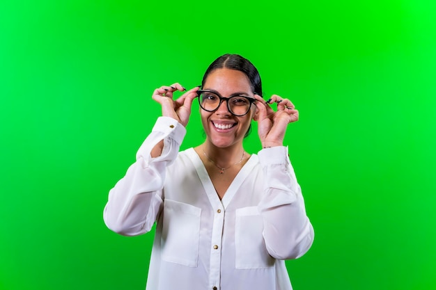 Gafas de mujer joven con fondo verde