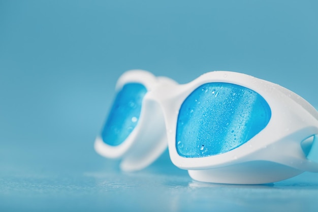 Gafas de natación blancas con lente azul.