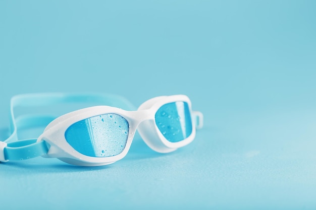 Gafas de natación blancas con lente azul.