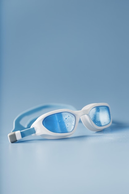 Foto gafas de natación blancas con lente azul.