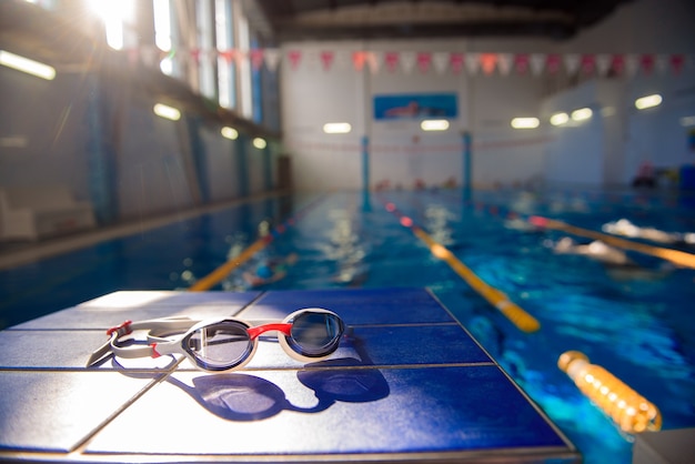 Gafas de natación en el contexto de una piscina deportiva.