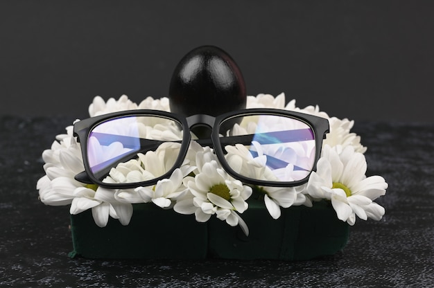 Gafas negras y huevos. Concepto de Pascua negro. Huevos negros Semana Santa para los negros.