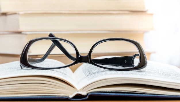 Gafas negras en el libro abierto.