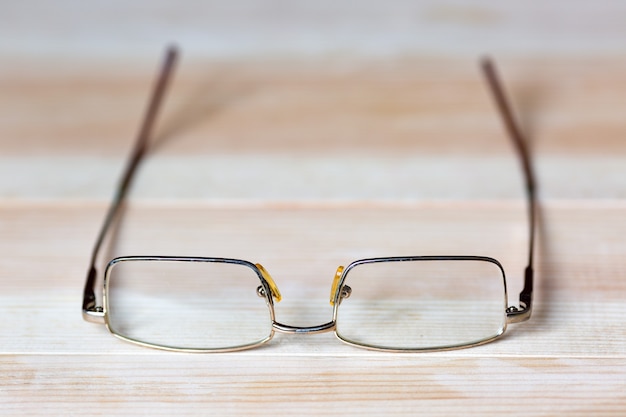 Gafas para ojos sobre fondo de madera clara x