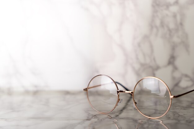 Gafas de oro Vintage en mesa de piedra de mármol de lujo