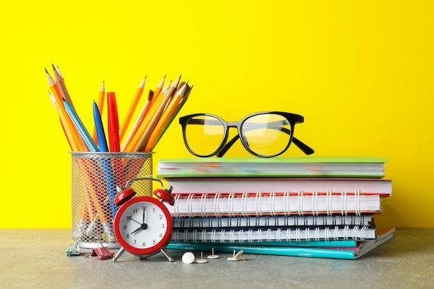 Gafas y papelería en mesa gris. Concepto de estudio