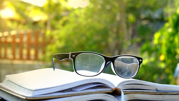 Gafas en la pila de libros