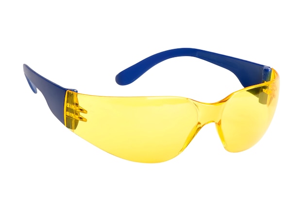 Gafas de seguridad de plástico amarillo sobre fondo blanco. gafas de trabajo  protección ocular equipos para construcción, medicina y deportes