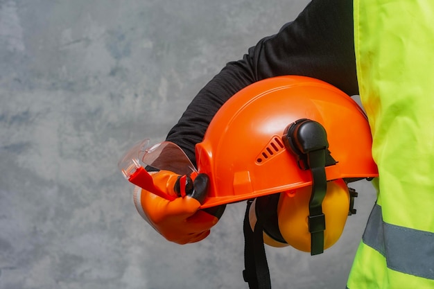 Foto gafas protectoras para los ojos y casco de construcción para la cabeza con herramienta de construcción y formulario de protección