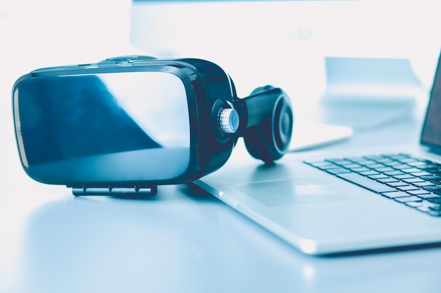 Gafas de realidad virtual en el escritorio con tecnología 3d empresarial portátil