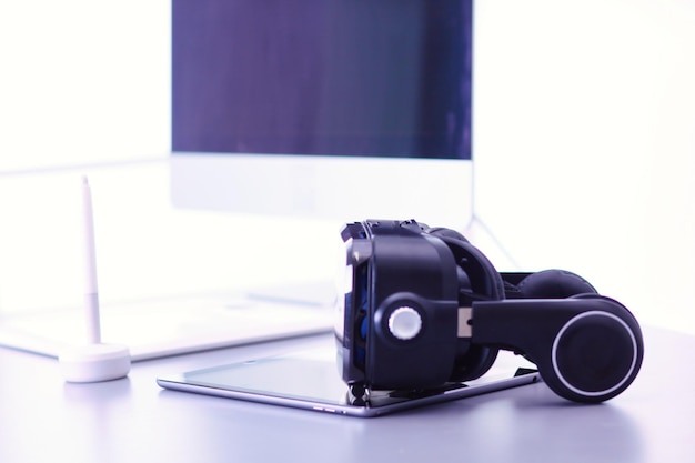 Foto gafas de realidad virtual en el escritorio con tecnología 3d empresarial portátil
