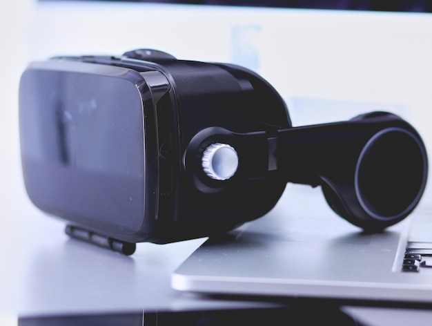 Foto gafas de realidad virtual en el escritorio con tecnología 3d empresarial portátil