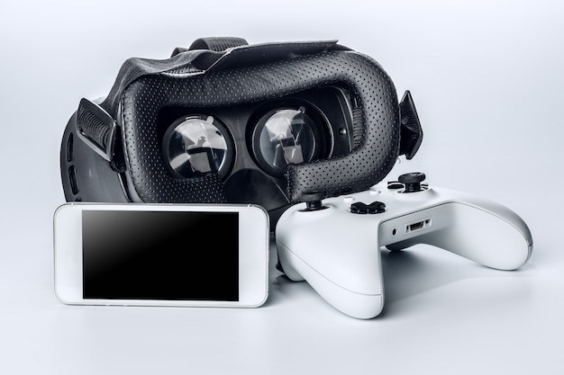 Gafas de realidad virtual y game pad aislados.