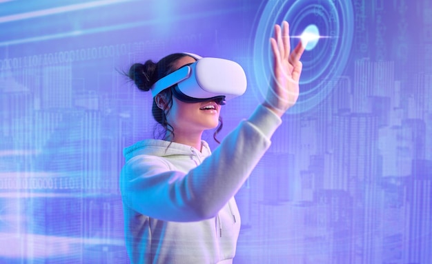 Gafas de realidad virtual mujer y holograma para juegos esports y usuario de UI con metaverso de ideas futuristas y actividad con superposición Vr mujer jugadora y dama con innovación holográfica y juguetona