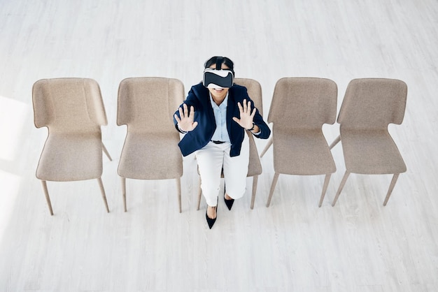 Gafas de realidad virtual y mujer de negocios en la silla de la sala de espera Software de recursos humanos o entrevista de alta tecnología Visión de realidad virtual y persona de recursos humanos en experiencia de usuario contratación futurista y digital arriba