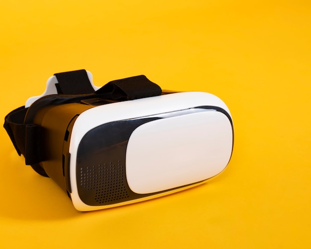 Gafas de realidad virtual sobre fondo naranja