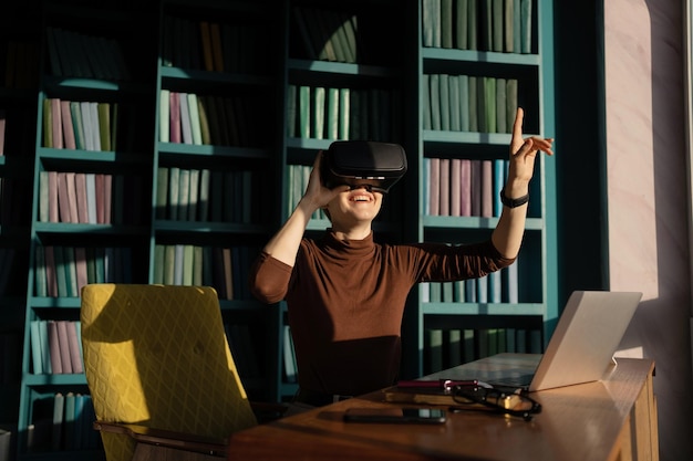 Las gafas de realidad virtual son utilizadas por una mujer en una oficina moderna que presiona un botón Concepto de realidad virtual en el lugar de trabajo