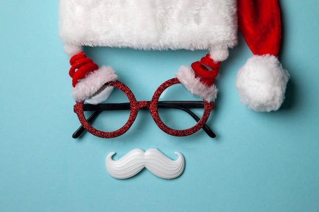 gafas de santa, bigote y sombrero