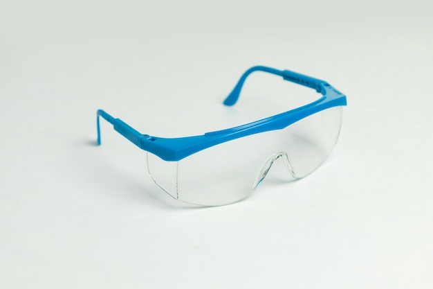 Gafas de seguridad industrial azul aislado en blanco