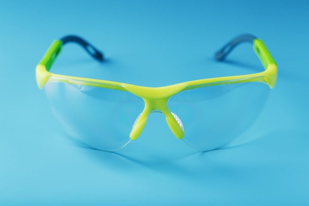 Gafas de seguridad de policarbonato transparente sobre un azul