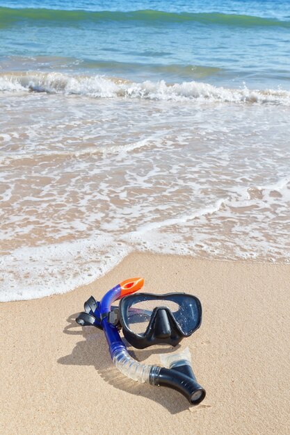 Gafas, snorkel en la playa. Cerca del agua.