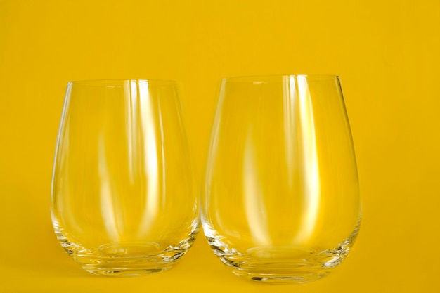 Foto gafas sobre un fondo amarillo