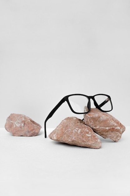 gafas sobre fondo gris con piedra. concepto de venta de gafas. Copie el espacio para el texto.