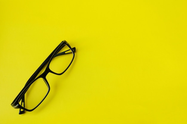 Gafas de sol aisladas sobre fondo amarillo