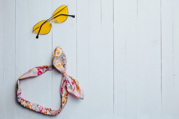 Gafas de sol amarillas en madera blanca