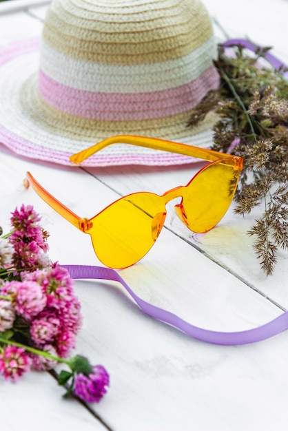 Gafas de sol amarillas y sombrero de paja