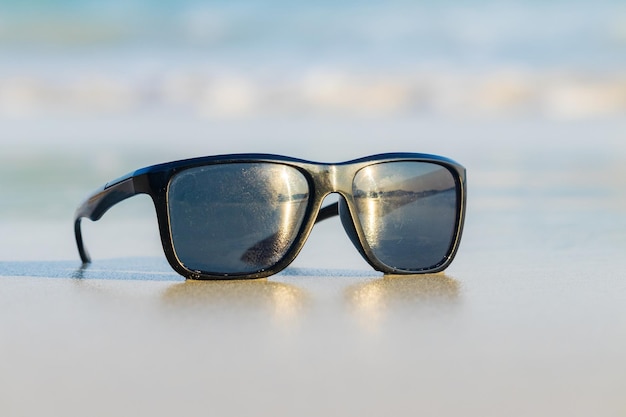 Gafas de sol en la arena hermosa playa de verano copia espacio Concepto de vacaciones.