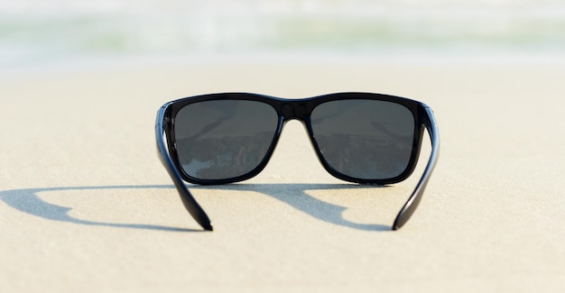 Gafas de sol en la arena hermosa playa de verano espacio de copia Concepto de vacaciones