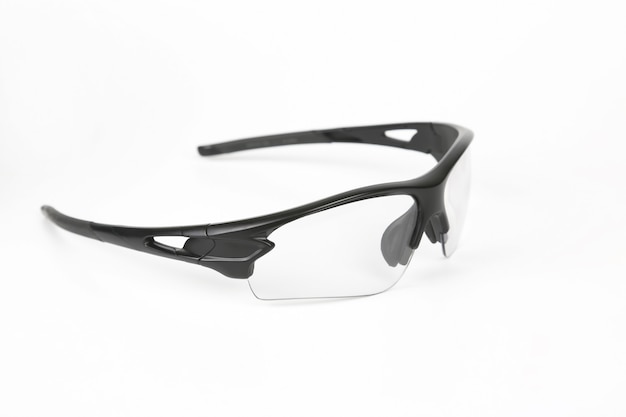 Foto gafas de sol de ciclismo transparentes sobre fondo blanco.