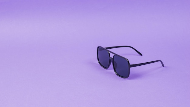 Gafas de sol con estilo sobre un fondo violeta claro