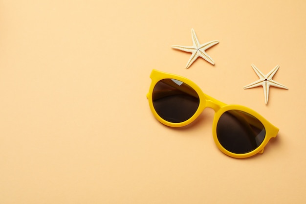 Gafas de sol y estrellas de mar en beige