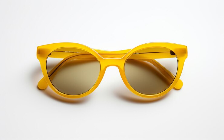 Gafas de sol femeninas en un marco amarillo sobre un fondo blanco