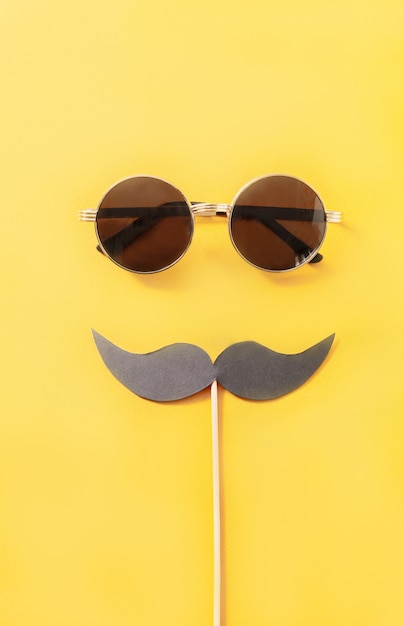 Gafas de sol de hipster y bigote divertido en amarillo