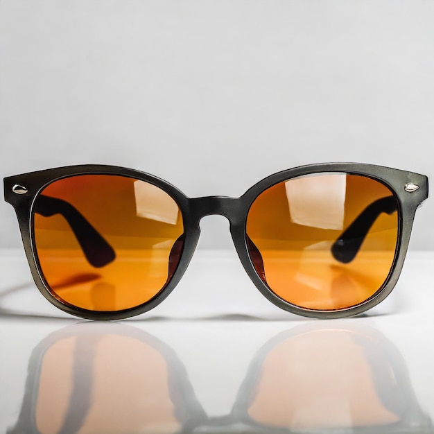 Gafas de sol con lentes naranjas sobre un fondo blanco