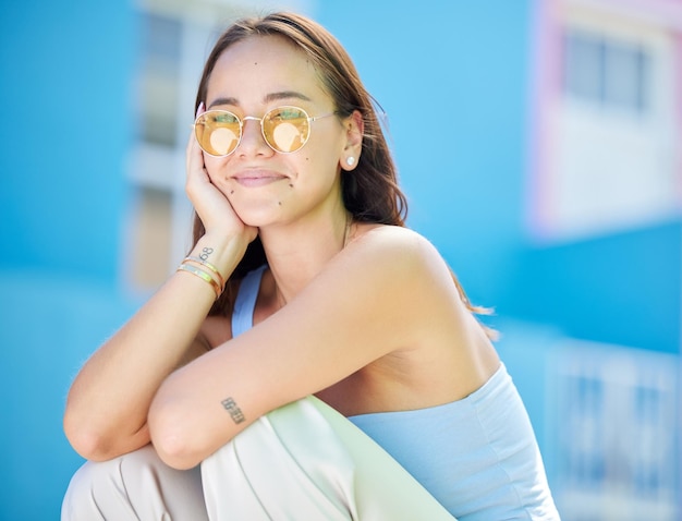 Gafas de sol de moda asiáticas y mujeres se relajan en las calles urbanas de la ciudad por la libertad de paz o las vacaciones en Singapur Retrato de una chica feliz de la generación z de vacaciones con ropa elegante retro y gafas amarillas vintage