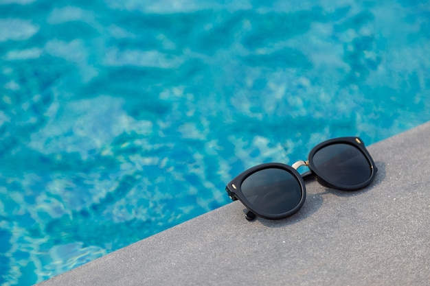 Gafas de sol de moda cerca del fondo de la piscina