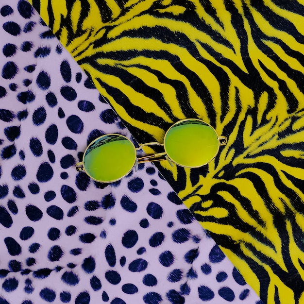 Foto gafas de sol de moda. patrón animal de moda. estilo safari