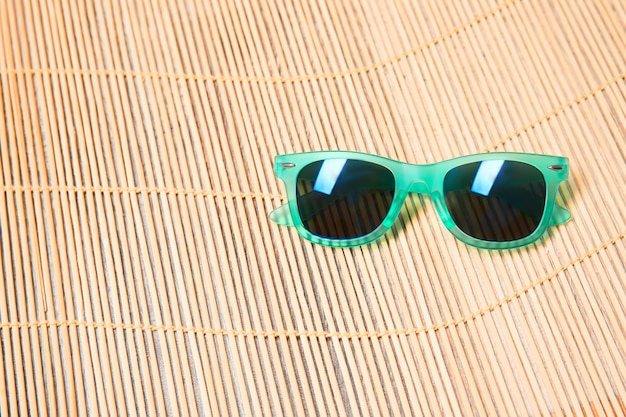 Gafas de sol para niños sobre fondo de mimbre